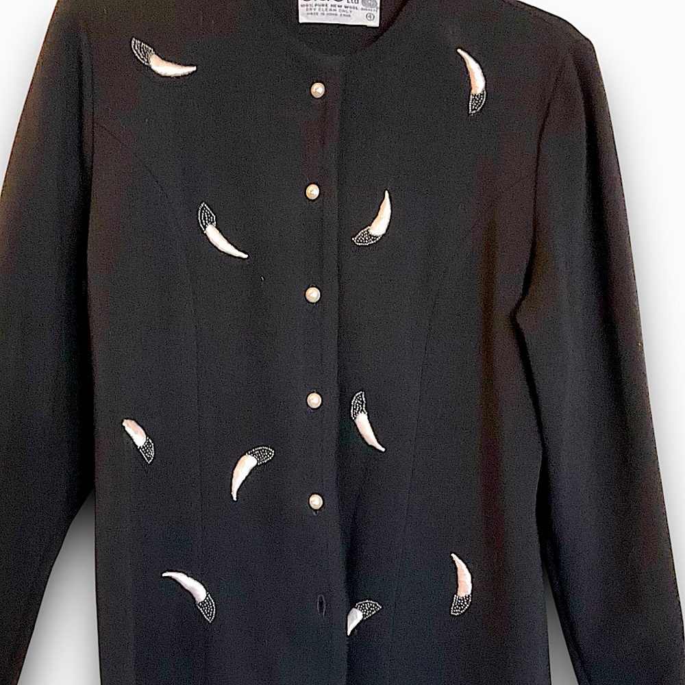 100% pure wool designer sweater with beautiful details. In pr own condition.